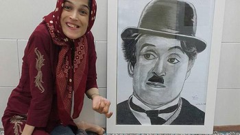 Diakuinya ia tertarik untuk melukis portrait. Ia mampu menggambarkan karakternya dengan detail dan cermat dan sebagian besar ia hanya menggunakan pensil warna. (Foto: Instagram/fatemehamami)