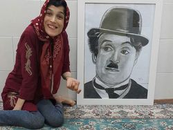 Keren! Wanita Penyandang Disabilitas Ini Lukis Wajah Pakai Kaki