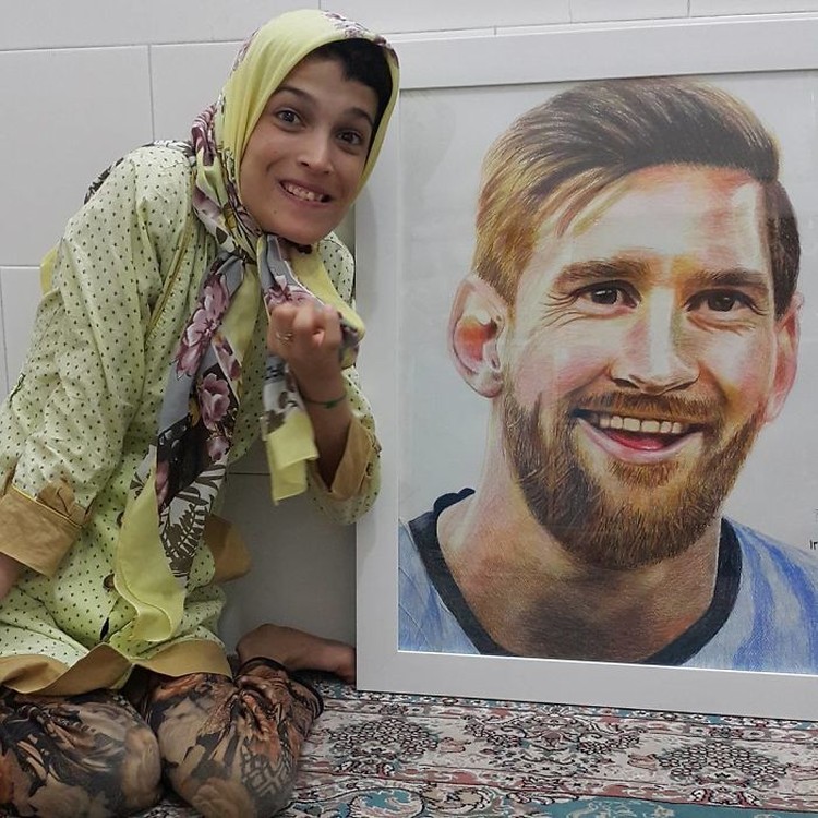 Menggambar dengan kaki, hasil lukisan seniman ini menakjubkan