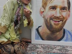 Keren! Wanita Penyandang Disabilitas Ini Lukis Wajah Pakai Kaki