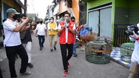 Kegiatan bagi-bagi sembako juga langsung dikomandoi Presiden KSBSI Mudhofir Hamid yang berlokasi di RT 15/04 Kelurahan Lagoa, Kecamatan Koja, Jakarta Utara.Mantan Wakil Gubernur DKI Jakarta ini menegaskan saat ini Relawan Indonesia Bersatu Lawan COVID-19 tengah turun ke jalan untuk mengindentifikasi dan memetakan masyarakat dan buruh yang terkena PHK akibat dampak wabah ini. Menurutnya, saat ini waktu yang tepat para relawan untuk terus berbagi ke masyarakat dan para buruh tersebut. dok. Relawan Indonesia Bersatu Lawan COVID-19
