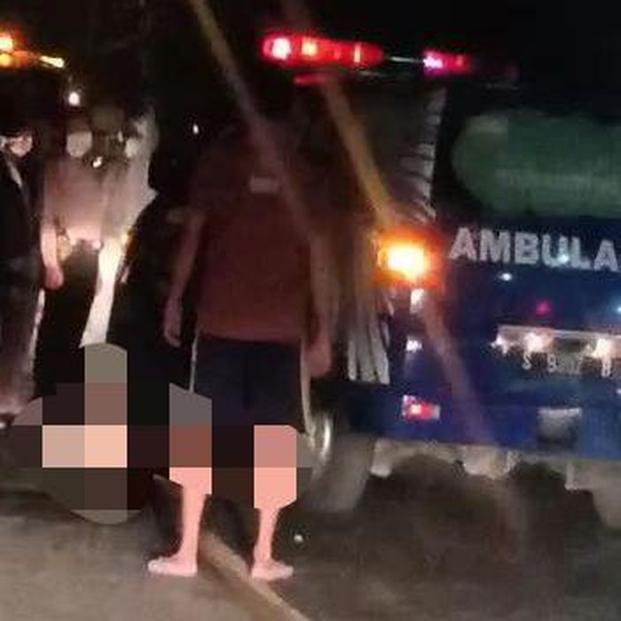 Dua pejalan kaki di Bojonegoro tertabrak sepeda motor. Satu di antaranya meninggal di lokasi karena setelah tertabrak motor, korban juga tertabrak ambulans.