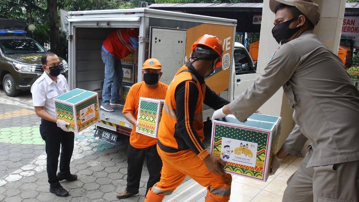 Ringankan Beban Masyarakat di Masa Pandemi Corona PT KAI Daop I Jakarta menyalurkan 900 bantuan bahan pokok pangan secara gratis setiap bulan suci Ramadan.