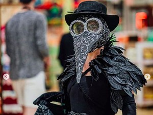 Viral Wanita Pakai Kostum Burung Anti Corona Buat Belanja ke Supermarket