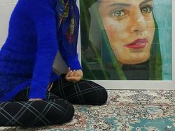 Keren! Wanita Penyandang Disabilitas Ini Lukis Wajah Pakai Kaki