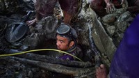 Christian Balderosdasco (31), penambang emas tradisional, ditarik ke permukaan setelah menyelam di dalam lumpur selama 3 jam.