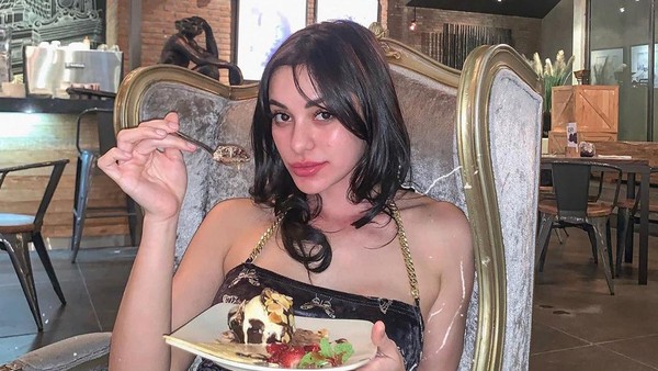 Cantiknya Nora Alexandra, Istri Jerinx SID yang Doyan Ngopi