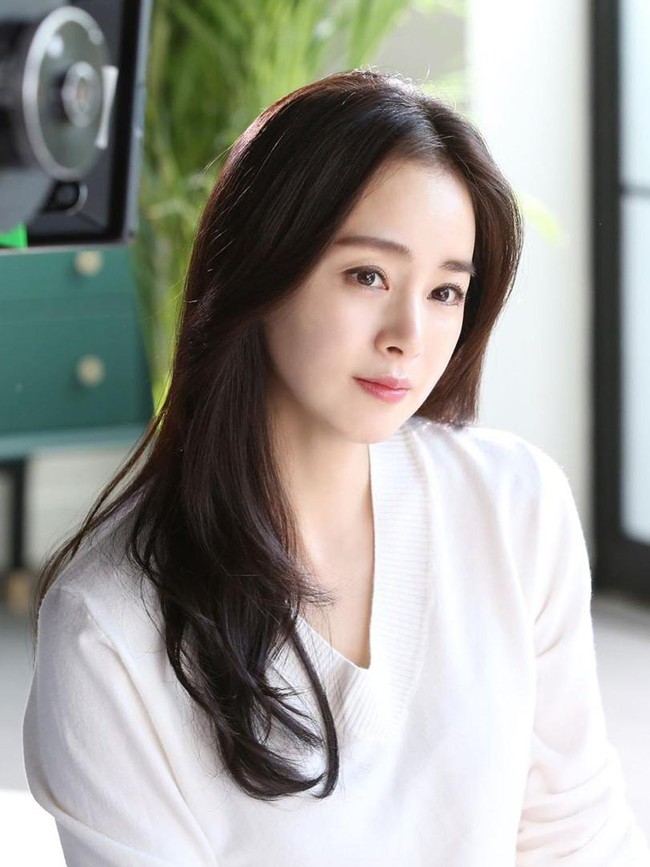 Tak hanya cantik dan cerdas, Kim Tae Hee juga berasal dari keluarga kaya raya. Dalam sebuah program televisi, terungkap ayahnya, Kim Yoo Moon adalah ketua sebuah perusahaan transportasi. Foto: Instagram @storyjcompany