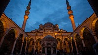 Dahulu, komplek masjid memang tak hanya dibangun untuk tempat beribadah tapi juga di sekitarnya ada bangunan fasilitas umum seperti madrasah, rumah sakit, sekolah, perpustakaan, pemandian hammam hingga jejeran toko.