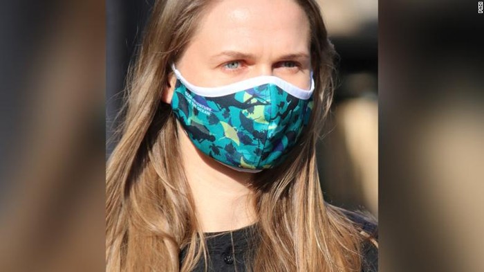 Masker daur ulang limbah plastik buatan PADI.