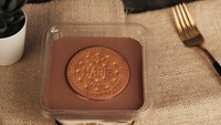 Manis lembut perpaduan susu, cokelat dan biskuit Regal siap membelai lidah. Puding regal ini bisa ini bisa dipesan online lewat instagram @aadessertbox.