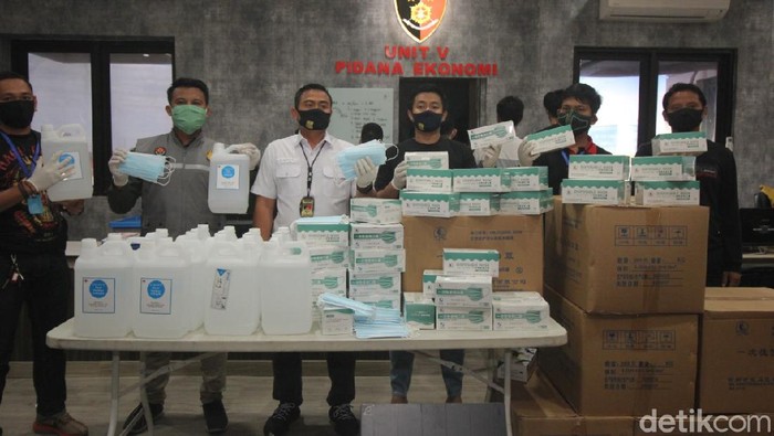 Polisi Surabaya membongkar kasus jual beli masker ilegal yang didatangkan dari China. Selain masker, polisi juga membongkar jual beli hand sanitizer oplosan.