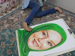 Keren! Wanita Penyandang Disabilitas Ini Lukis Wajah Pakai Kaki