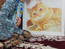 Keren! Wanita Penyandang Disabilitas Ini Lukis Wajah Pakai Kaki