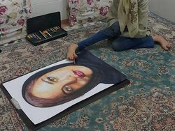 Keren! Wanita Penyandang Disabilitas Ini Lukis Wajah Pakai Kaki