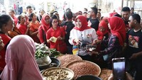 Menjadi Bupati di Klaten, Sri Mulyani punya hubungan yang dekat dengan masyarakatnya. Ini bukti kedekatan mereka saat berbelanja bahan pokok di pasar tradisional. Foto: Instagram