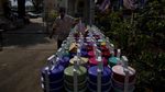 Muslim Bangkok Bagikan Makanan Buka Puasa dengan Rantang Plastik