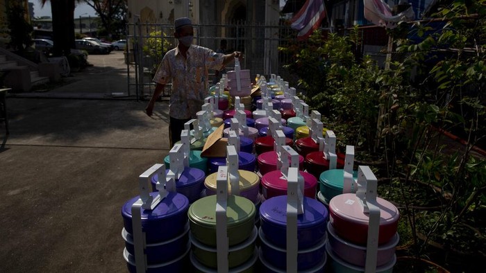 Muslim Bangkok Bagikan Makanan Buka Puasa dengan Rantang Plastik Para relawan membuat makanan yang dikemas dalam rantang plastik untuk 150 warga muslim di sekitar Masjid Bang Aw, Bangkok, Thailand.