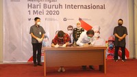 Penandatanganan Kerjasama Kementerian Tenaga Kerja RI dan Rumah Sakit Siloam dilakukan oleh (ki-ka) Wakil Direktur Utama RS. Siloam, Caroline Riady dan Direktur Kelembagaan &  Kerjasama Hubungan Industrial, Ditjen PHI & Jamsos Kemenaker, Aswansyah.