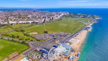 Polusi dari mobil, lalu lintas kapal, dan aktivitas manusia membuat semakin banyak partikel yang masuk ke dalam air laut sehingga mengubah rona, membuatnya tampak lebih gelap dan suram.  Foto: Solent New via Bored Panda