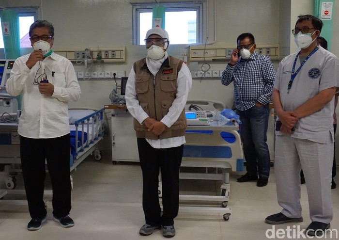 gubernur khofifah dan M Nuh di RS Unair
