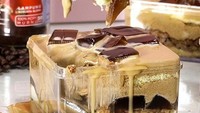 Pahit manis dalgona yang hits bisa dinikmati dalam bentuk dessert box lho. Di @bittersweet_by_najla sekotak Dalgona Coffee Jelly Dessert siap jadi takjil berbuka puasa. Makin enak disantap dingin. Foto : instagram @bittersweet_by_najla