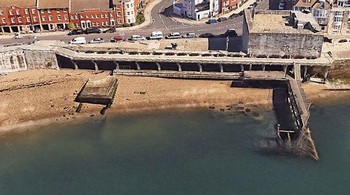 Kondisi peraian begitu keruh dan gelap. Foto: Solent New via Bored Panda