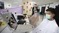 Layanan potong rambut gratis ini diberikan untuk para pekerja medis yang merawat pasien COVID-19. 