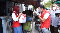 Relawan Indonesia Bersatu Lawan COVID-19 memberikan bantuan berupa 150 paket sembako untuk para buruh yang terkena Pemutusan Hubungan Kerja (PHK) akibat pandemi Corona di Indonesia.  dok. Relawan Indonesia Bersatu Lawan COVID-19