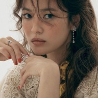 Makeup artist Ansung Hee memilih nuansa peach dan dominasi warna-warna hangat untuk mempercantik wajah bintang serial Descendants of the Sun ini. Wajahnya pun terlihat seperti boneka dan menimbulkan decak kagum dari netizen. Foto: Dok. Instagram/@kyo1122, @ellesingapore