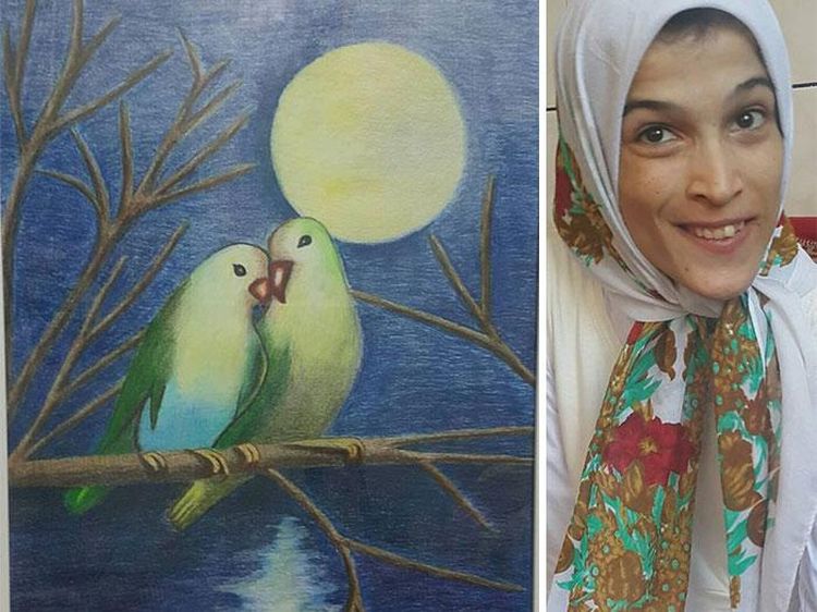 Keren! Wanita Penyandang Disabilitas Ini Lukis Wajah Pakai Kaki