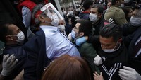 Sejumlah demonstran yang diamankan dimasukkan ke dalam bus polisi Istanbul. AP Photo/Emrah Gurel.