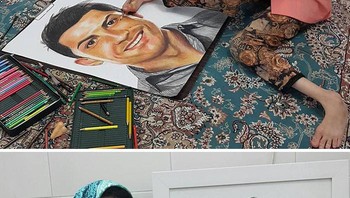 Namanya dikenal saat ia melukis wajah Cristiano Ronaldo, karena meemang Fatemeh menyukai sepak bola. (Foto: Instagram/fatemehamami)