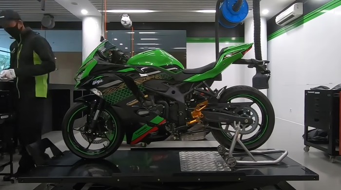 Proses modifikasi Ninja ZX-25R