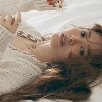 Menekuni dunia akting selama 20 tahun, Song Hye Kyo ingin berkarier juga di luar Korea Selatan. Ia pun sempat membintangi film produksi China dan berniat belajar bahasa asing. Foto: Dok. Instagram/@kyo1122, @ellesingapore