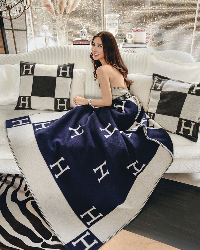 Jamie Chua, sosialita asal Singapura, ikut meramaikannya di media sosial. Sebuah foto yang diunggah di Instagram-nya baru-baru ini memperlihatkan Jamie bersolek dalam balutan selimut Hermes warna biru tua dan kelabu dengan styling bak gaun red-carpet. Di foto yang telah mendapat 51 ribu likes itu, figur publik yang juga teman Maia Estianty itu mengungkapkan bahwa dirinya menerima tantangan tersebut dari Heart Evangelista dan Michael Coste. (Foto: Instagram)