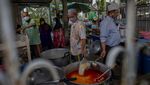 Muslim Bangkok Bagikan Makanan Buka Puasa dengan Rantang Plastik