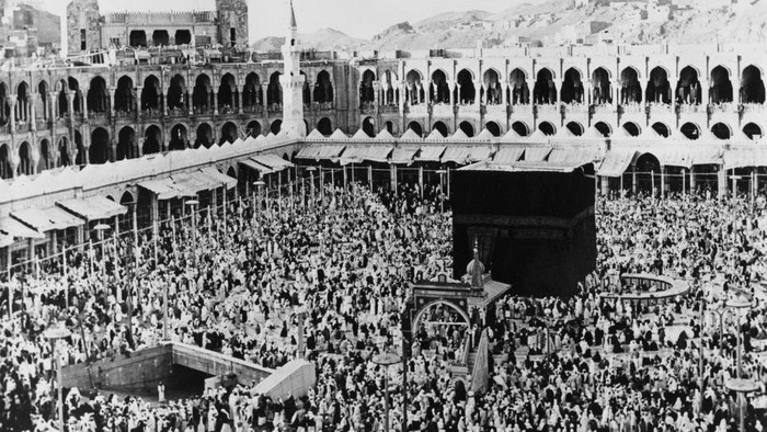 Kakbah merupakan tempat suci umat Islam di seluruh dunia. Bangunan yang juga menjadi kiblat arah sholat ini ternyata memiliki sejarah yang panjang.