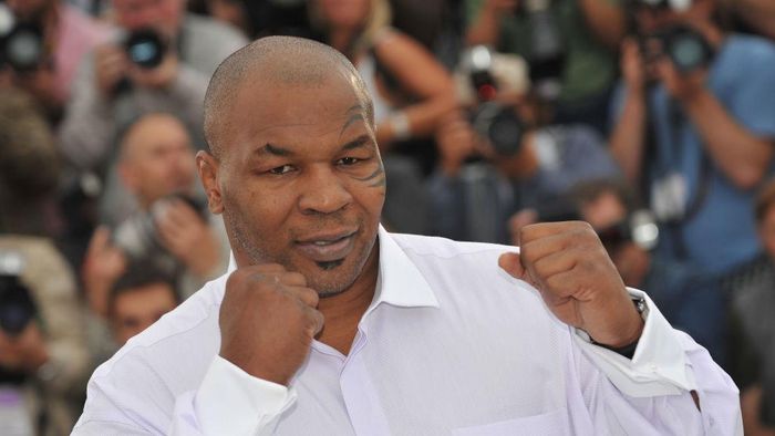 Mike Tyson Diatas Ring Tinju Mantan petinju profesional yang perch menuarai WBA, WBC dan IBF, Mike Tyson berencana akan kembali naik ring tinju untuk melakukan pertandingan amal.
