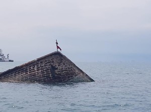 Kemenhub Amankan Kapal Kayu yang Terbalik di Selat Singapura