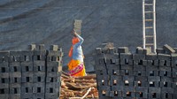 Perempuan bekerja di pabrik pembuatan batu-bata di pinggiran kota Jammu, India (20/4/2020). AP Photo/ Channi Anand