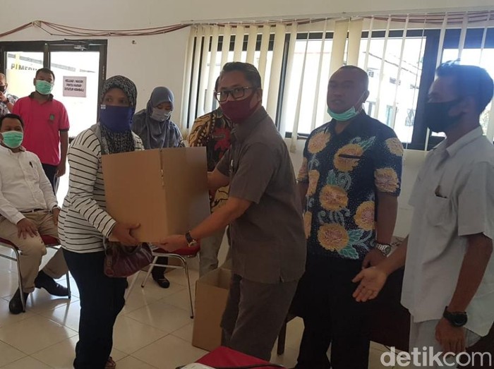 dinas tenaga kerja memberikan bantuan berupa paket sembako senilai Rp 200 ribu/orang.