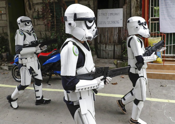 Sejumlah warga berkostum tokoh-tokoh karakter dari film Star Wars berkeliling Malabon, Metro Manila, Filipina. Mereka meminta warga untuk tetap di rumah.