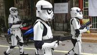 Star Wars berkeliling kawasan Malabon, Metro Manila, Filipina, Kamis (30/4/2020).