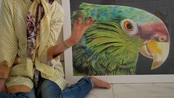 Meski memiliki keterbatasan fisik namun ia mampu membuat kagum dunia karena membuat seluruh lukisan dengan kedua kakinya. (Foto: Instagram/fatemehamami)