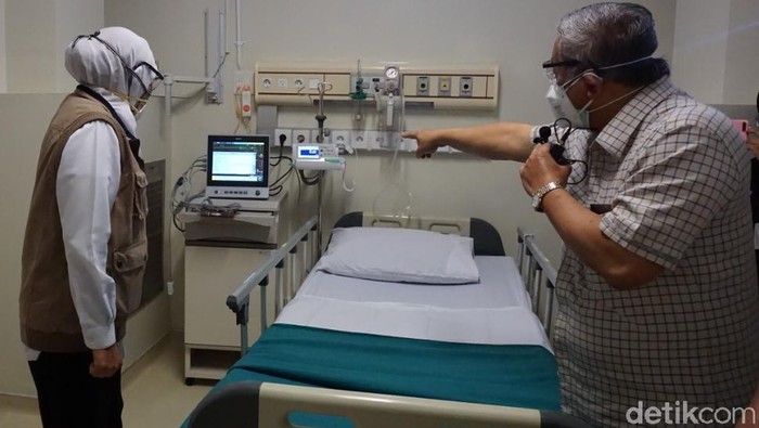 gubernur khofifah dan M Nuh di RS Unair