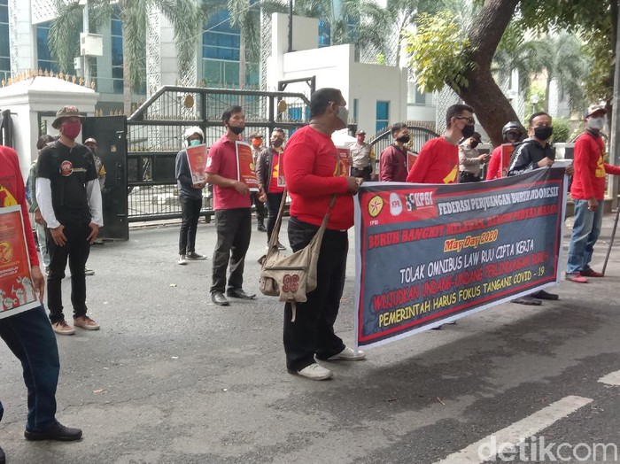 Sejumlah buruh menggelar May Day di depan DPRD Sumut.