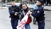 Aksi buruh juga digelar beberapa warga di Paris. Namun mereka langsung diamankan karena menggelar aksi di tengah pandemi Corona. AP Photo/Thibault Camus.