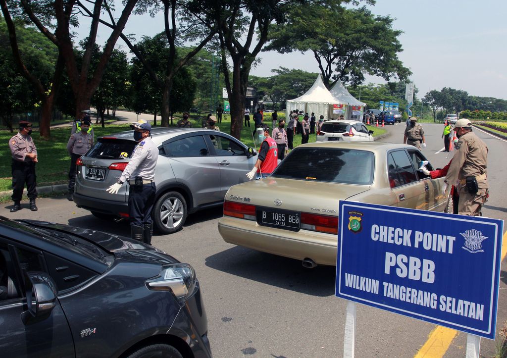 Petugas gabungan Kepolisian, TNI, Dishub, Satpol PP dan Dunas Kesehatan Tangsel melakukan pemeriksaan penumpang dan pengecekan suhu tubuh pengendara dan penumpang mobil yang memasuki wilayah Tangerang Selatan di Bintaro, Tangerang Selatan, Banten, Sabtu (18/4/2020). Tangerang Raya yang terdiri dari Kota Tangerang, Kabupaten Tangerang dan Tangerang Selatan melakukan Pembatasan Sosial Bersekala Besar (PSBB) menyusul Kota Jakarta dan Depok dengan diberlakukannya PSBB di Tangerang Raya diharapkan dapat menekan pergerakan kendaraan dan manusia sehingga dapat memutus matarantai penyebaran COVID-19.
