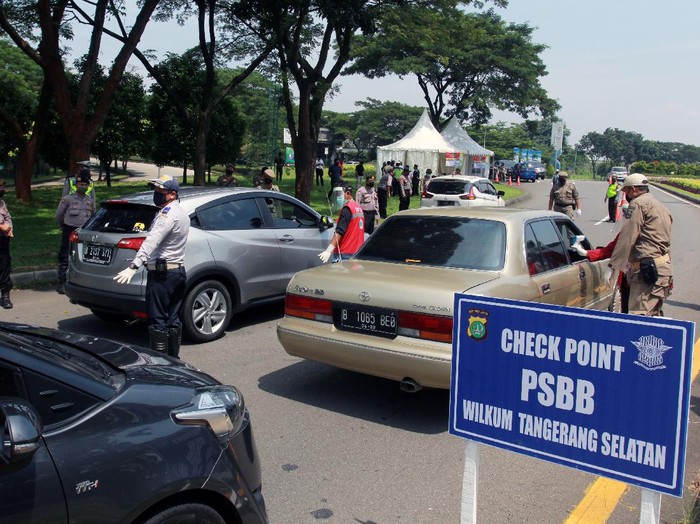 Petugas gabungan Kepolisian, TNI, Dishub, Satpol PP dan Dunas Kesehatan Tangsel melakukan pemeriksaan penumpang dan pengecekan suhu tubuh pengendara dan penumpang mobil yang memasuki wilayah Tangerang Selatan di Bintaro, Tangerang Selatan, Banten, Sabtu (18/4/2020). Tangerang Raya yang terdiri dari Kota Tangerang, Kabupaten Tangerang dan Tangerang Selatan melakukan Pembatasan Sosial Bersekala Besar (PSBB) menyusul Kota Jakarta dan Depok dengan diberlakukannya PSBB di Tangerang Raya diharapkan dapat menekan pergerakan kendaraan dan manusia sehingga dapat memutus matarantai penyebaran COVID-19.